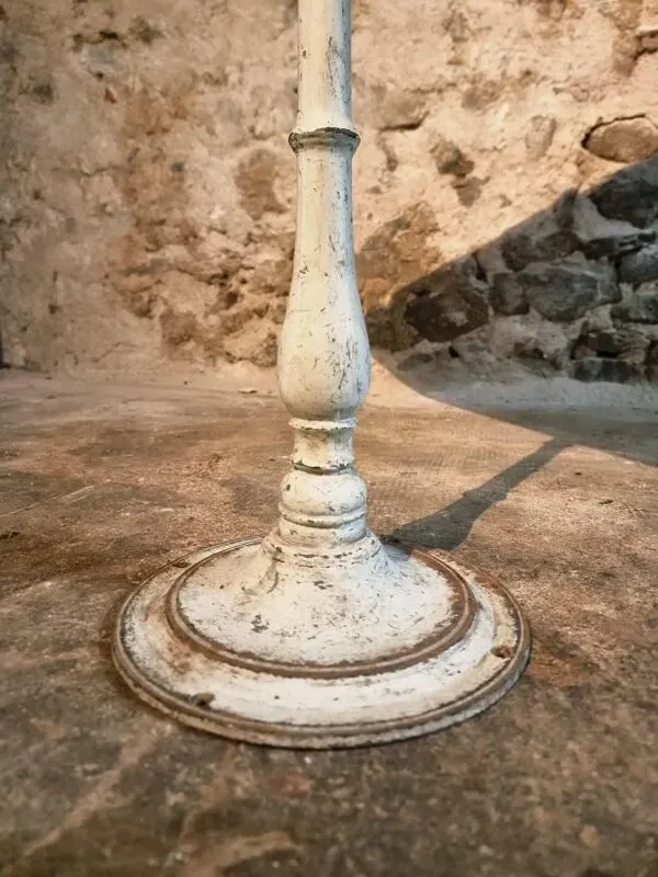 Illustration numéro 4 du produit Table française vintage – plateau en chêne et pieds en fonte (130 cm)