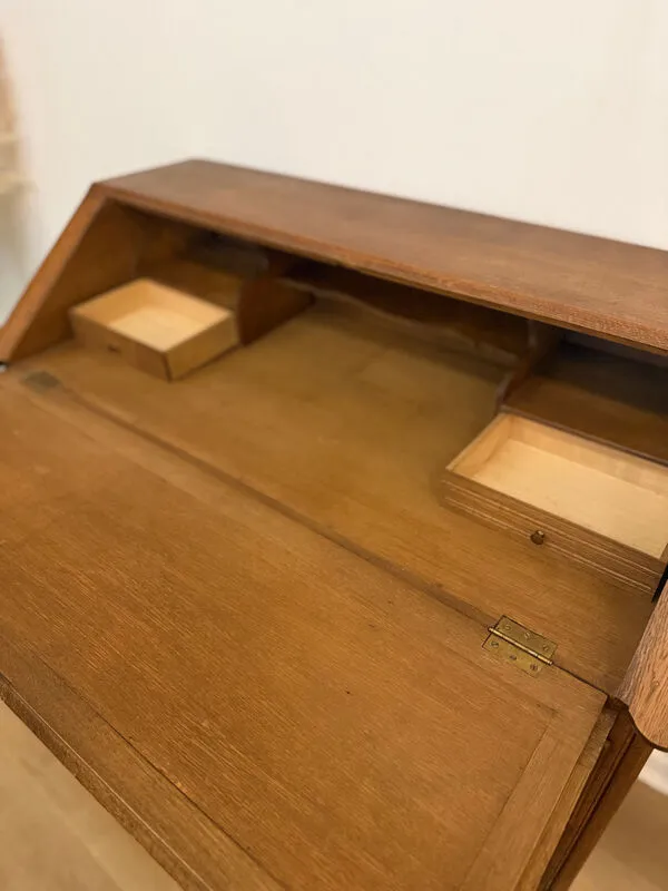 Illustration numéro 4 du produit Secrétaire en chêne sculpté