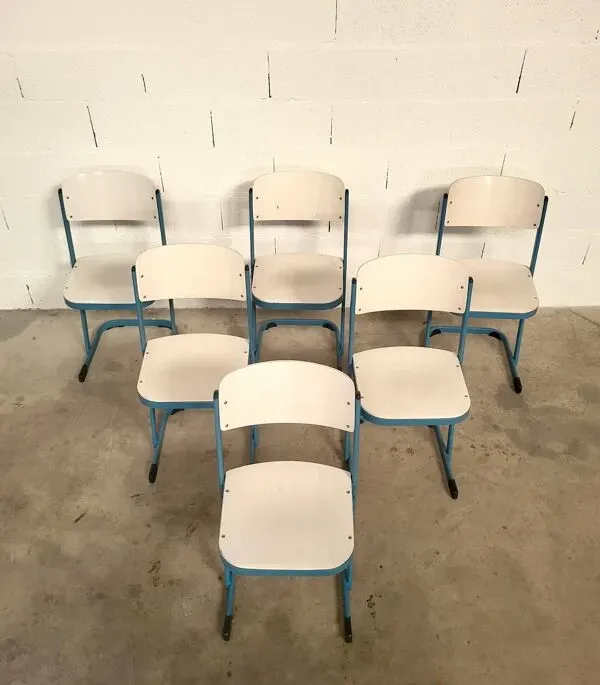 Illustration numéro 4 du produit 20 Chaises d'école bleues du designer Karl Northheler