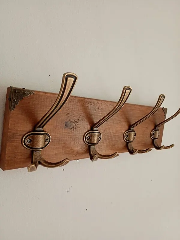 Illustration numéro 4 du produit Porte-manteau mural en bois – 4 patères métalliques – 45 cm