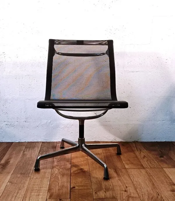 Illustration numéro 4 du produit Chaise EA105, Charles & Ray Eames