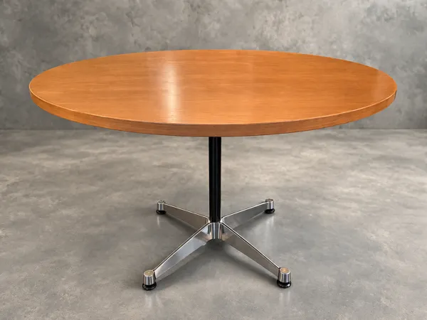 Illustration numéro 4 du produit Grande table ronde Eames par Charles & Ray Eames – édition Vitra
