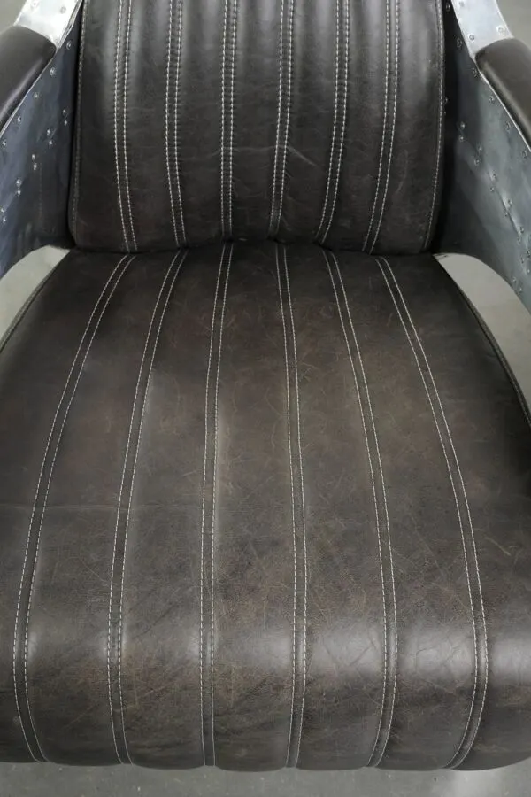 Illustration numéro 4 du produit Ensemble de 2 fauteuils aviateur en cuir de vache noir robuste avec aluminium et rivets.
