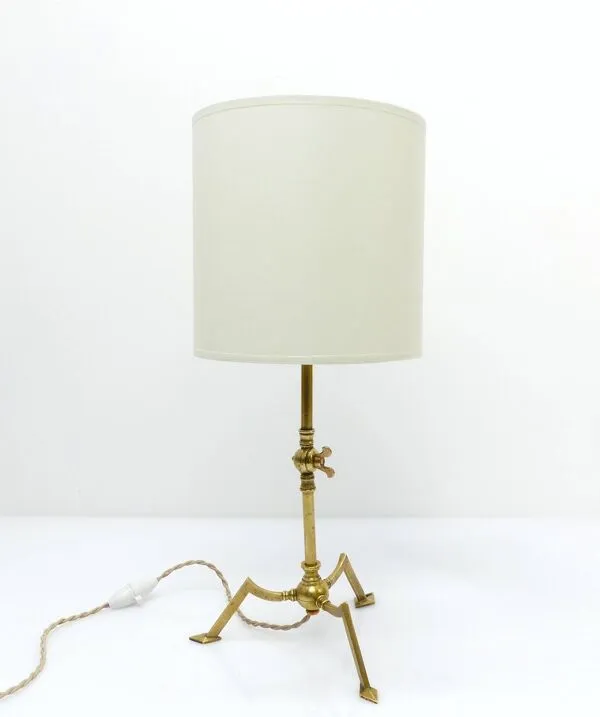 Illustration numéro 4 du produit Pied de lampe tripode articulé en laiton style Arts & Crafts, dans le goût