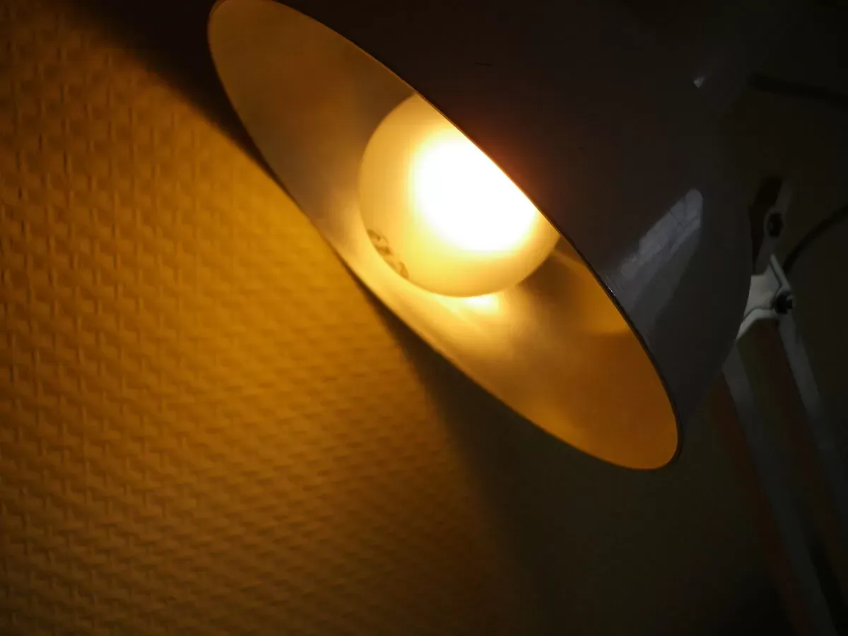 Illustration numéro 4 du produit Lampe articulée en tole émaillée 2 bras années 70
