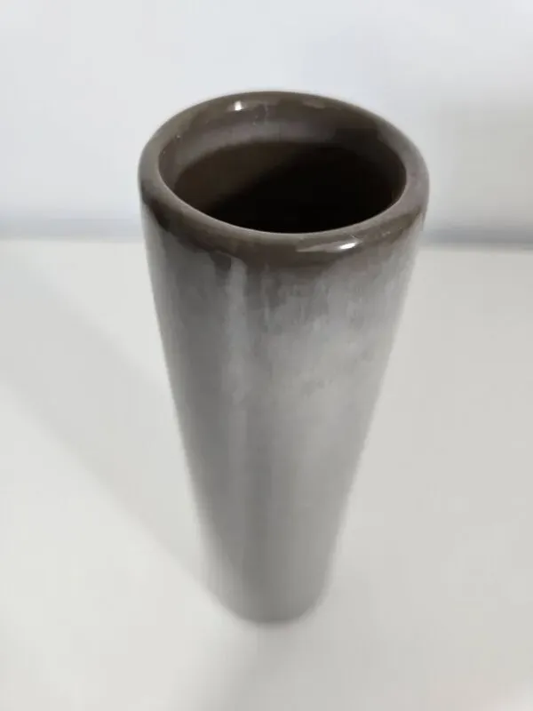 Illustration numéro 4 du produit Jacques & Dani Ruelland Vase rouleau en céramique émaillée gris