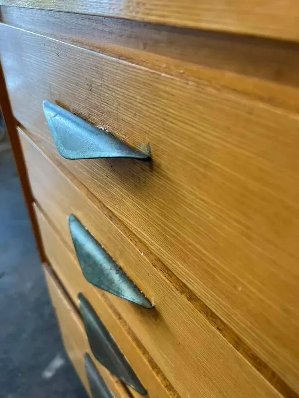 Illustration numéro 4 du produit Mini commode vintage en bois avec plateau en formica