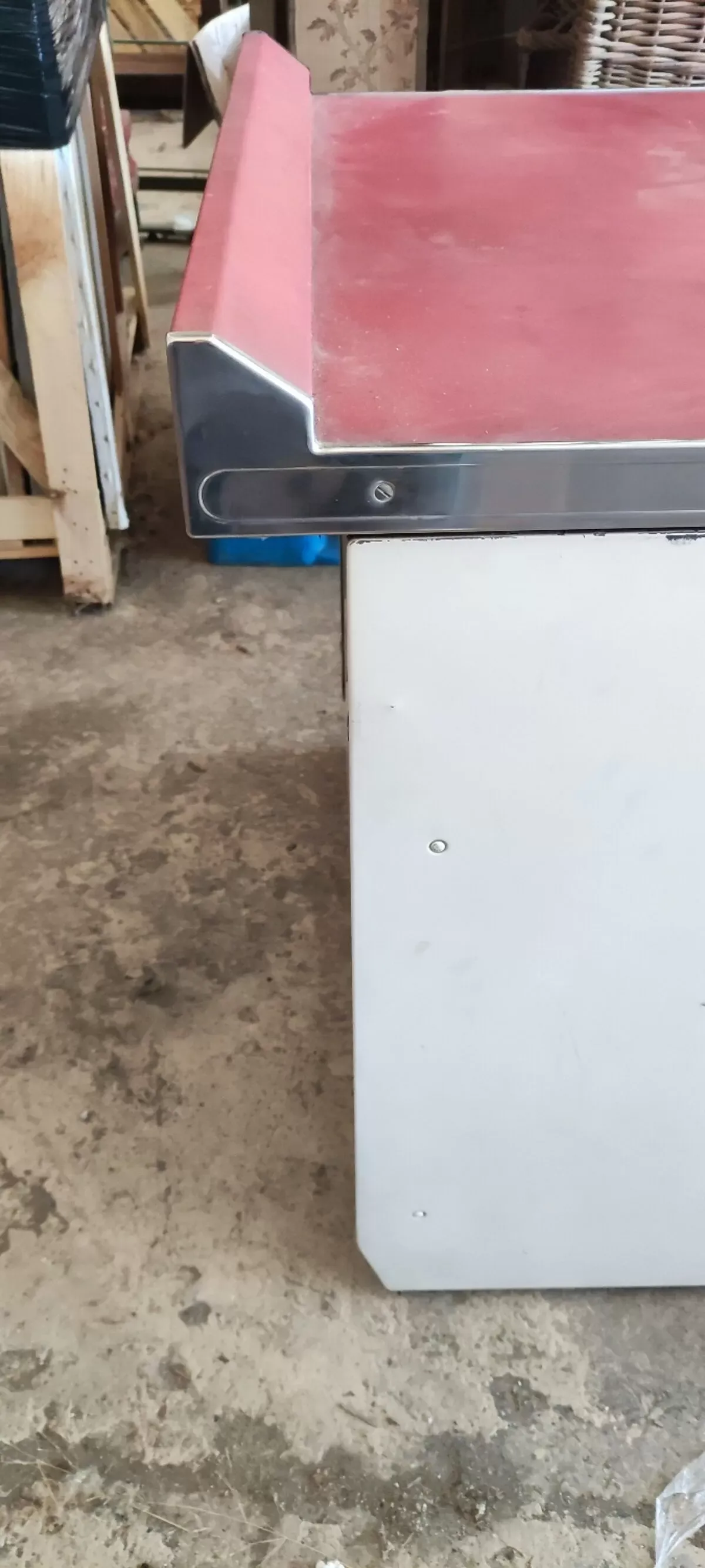 Illustration numéro 4 du produit Buffet en tôle émaillée deux portes deux tiroirs