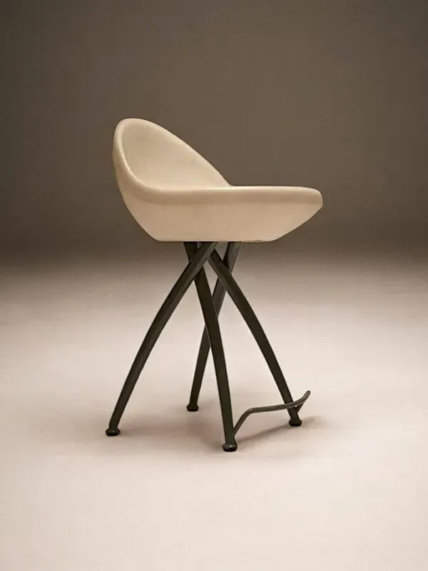 Illustration numéro 4 du produit 3 chaises “Egg” par Roberto Foschia pour Midj, Italie 1990