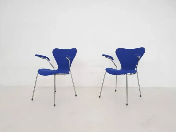 Illustration numéro 4 du produit Ensemble de 2 chaises à repas modèle 3207 par Arne Jacobsen pour Fritz Hansen, Denmar