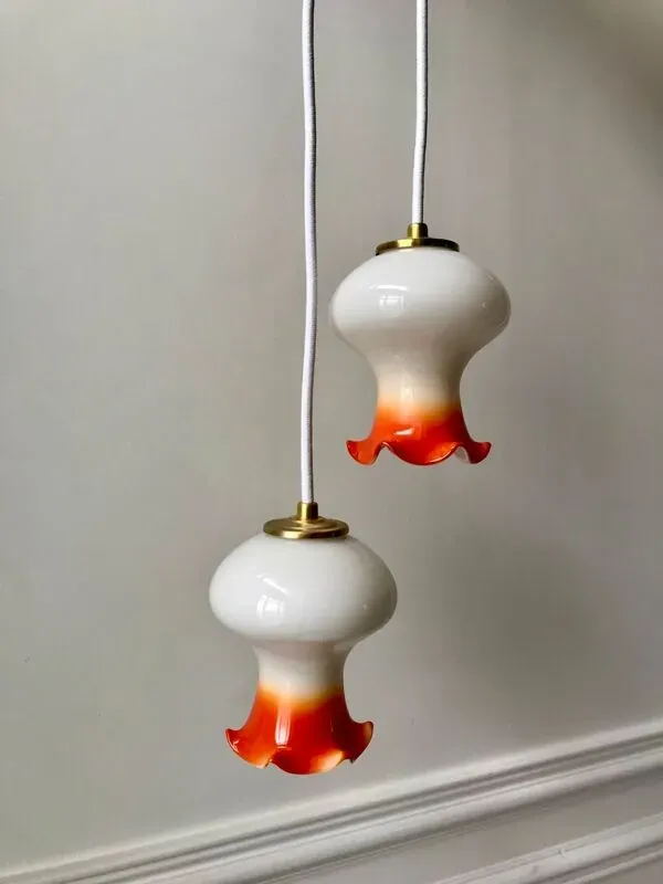 Illustration numéro 4 du produit Paire de tulipes en opaline orange dégradé fil blanc années 70