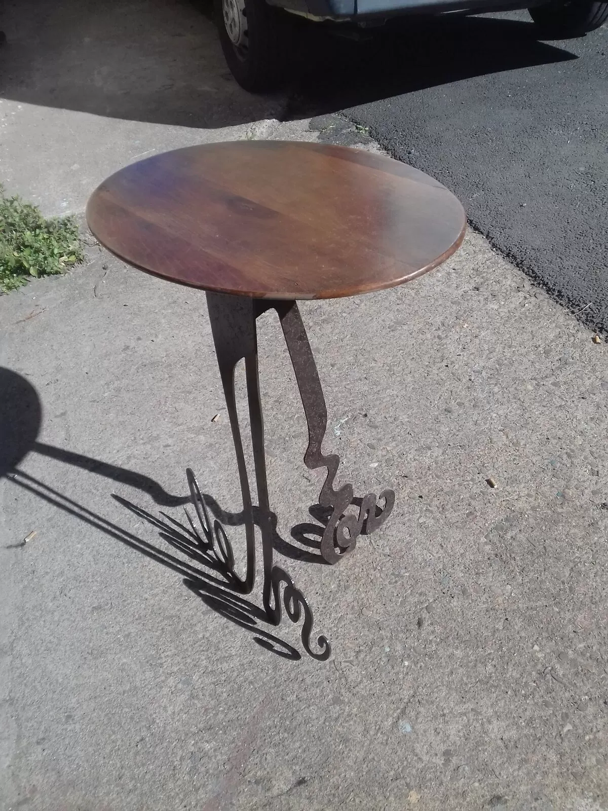 Illustration numéro 4 du produit Sellette en acier et plateau ovoïde en noyer