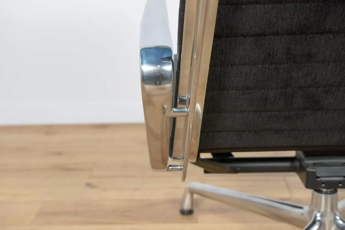 Illustration numéro 4 du produit Fauteuil lounge et ottoman Eames Alu Group EA124 & EA125 par Charles & Ray Eames pour Vitra, années 1980