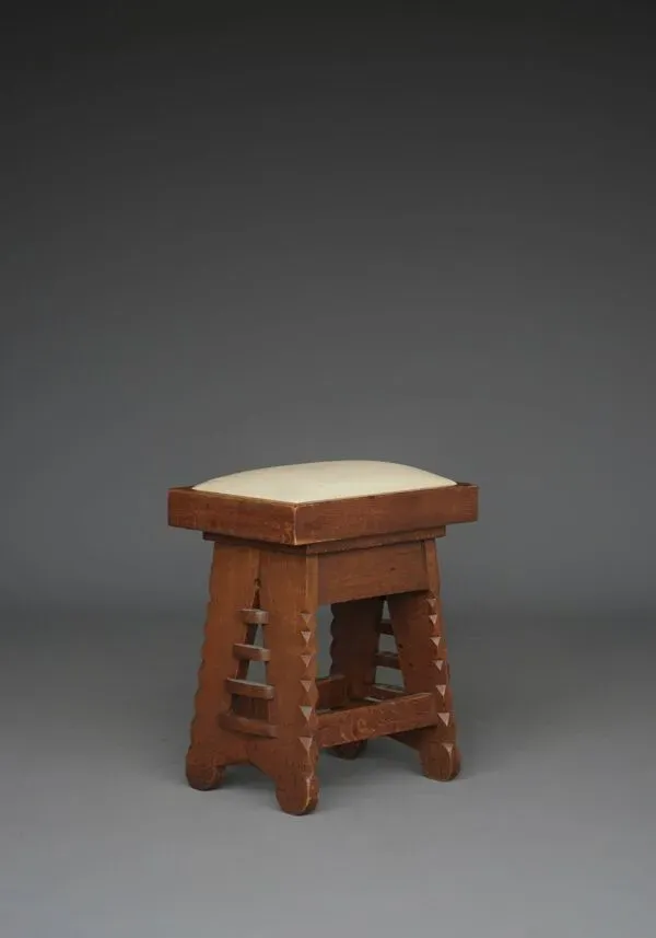 Illustration numéro 4 du produit Tabouret en chêne dans le style de l'architecte CJ Blaauw, École d'Amsterdam / Art déco