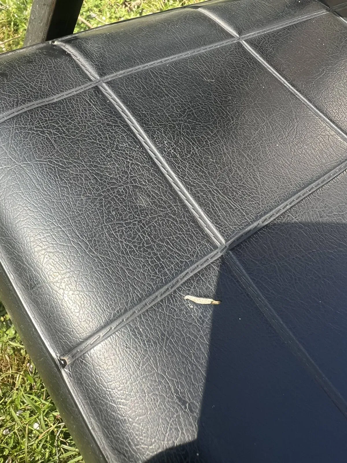 Illustration numéro 4 du produit Paire de fauteuils vintage industriels en simili noir et piétement métal