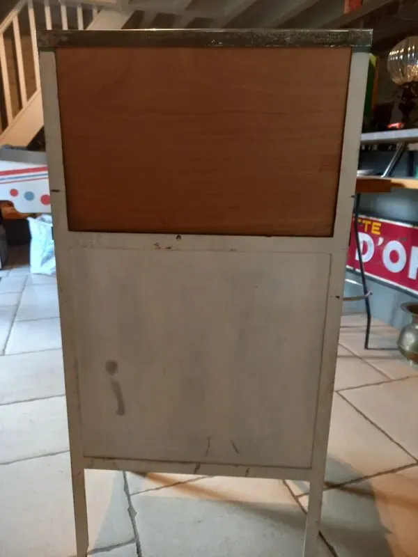 Illustration numéro 4 du produit Ancien meuble métallique, médical