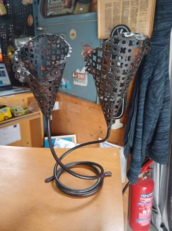 Illustration numéro 4 du produit Bougeoir double vintage en métal perforé – style années 60/70