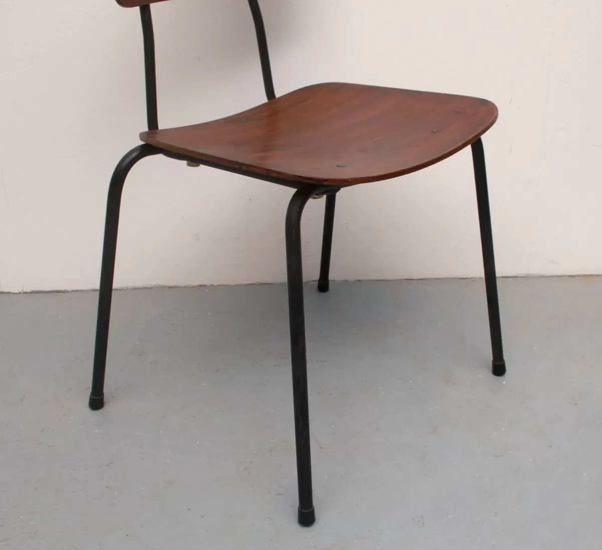 Illustration numéro 4 du produit Chaise en contreplaqué des années 1960, design industriel