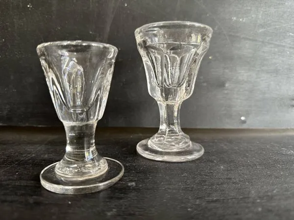 Illustration numéro 4 du produit Suite de verres à liqueur anciens en verre épais, esprit bistrot