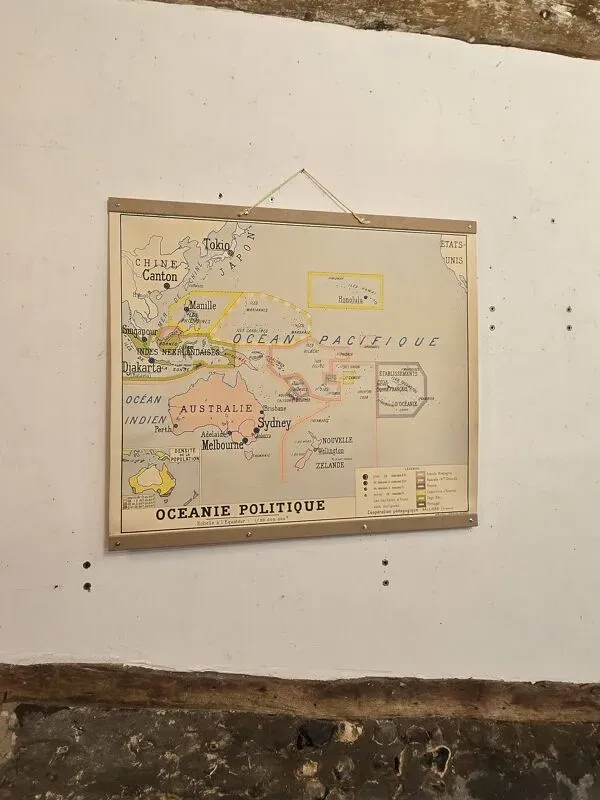 Illustration numéro 4 du produit Ancienne carte de géographie carte d'école Océanie politique et physique co