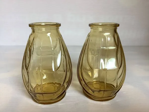 Illustration numéro 4 du produit Paire de petits vases jaune verre moulé