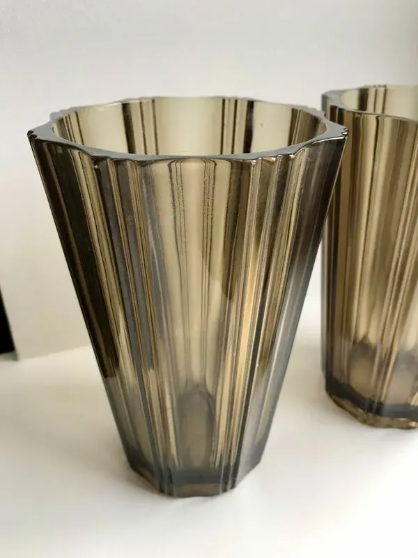Illustration numéro 4 du produit Paire de vases en verre fumé plissés années 70