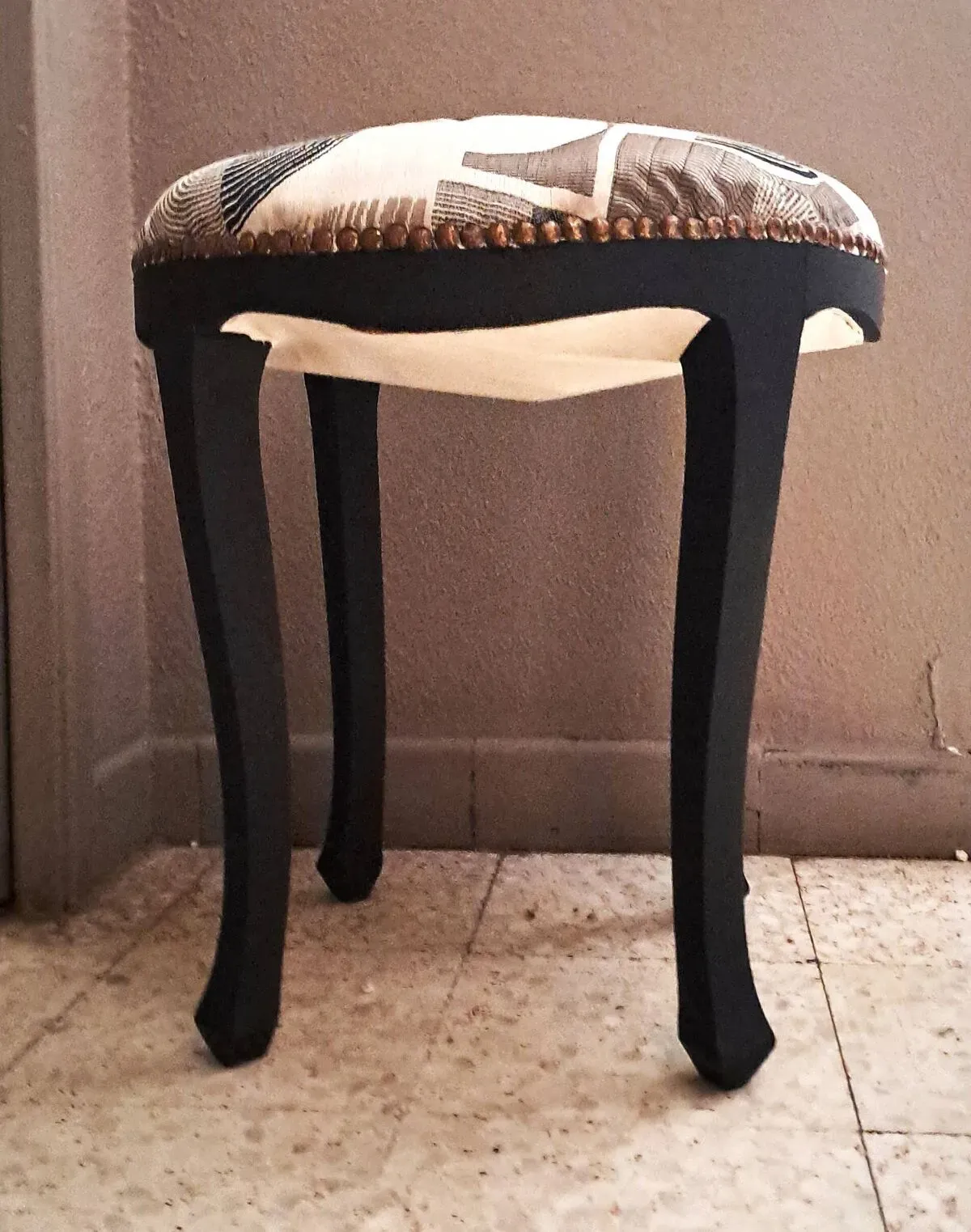 Illustration numéro 4 du produit Tabouret piano bois noir Art déco tissu restauration tapissière 1950 décoration salon