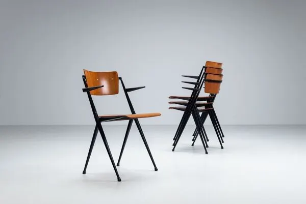 Illustration numéro 4 du produit 4 chaises de salle à manger Pyramid de Wim Rietveld Ahrend de Cirkel Pays-Bas 1960