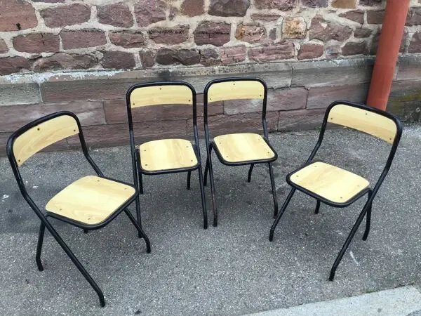 Illustration numéro 4 du produit Set de 4 chaises design d’école vintage 1960