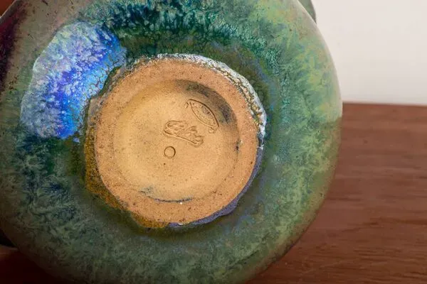 Illustration numéro 4 du produit Vase double col Art-Déco en grés flammé vert irisé par Alphonse Cytère.