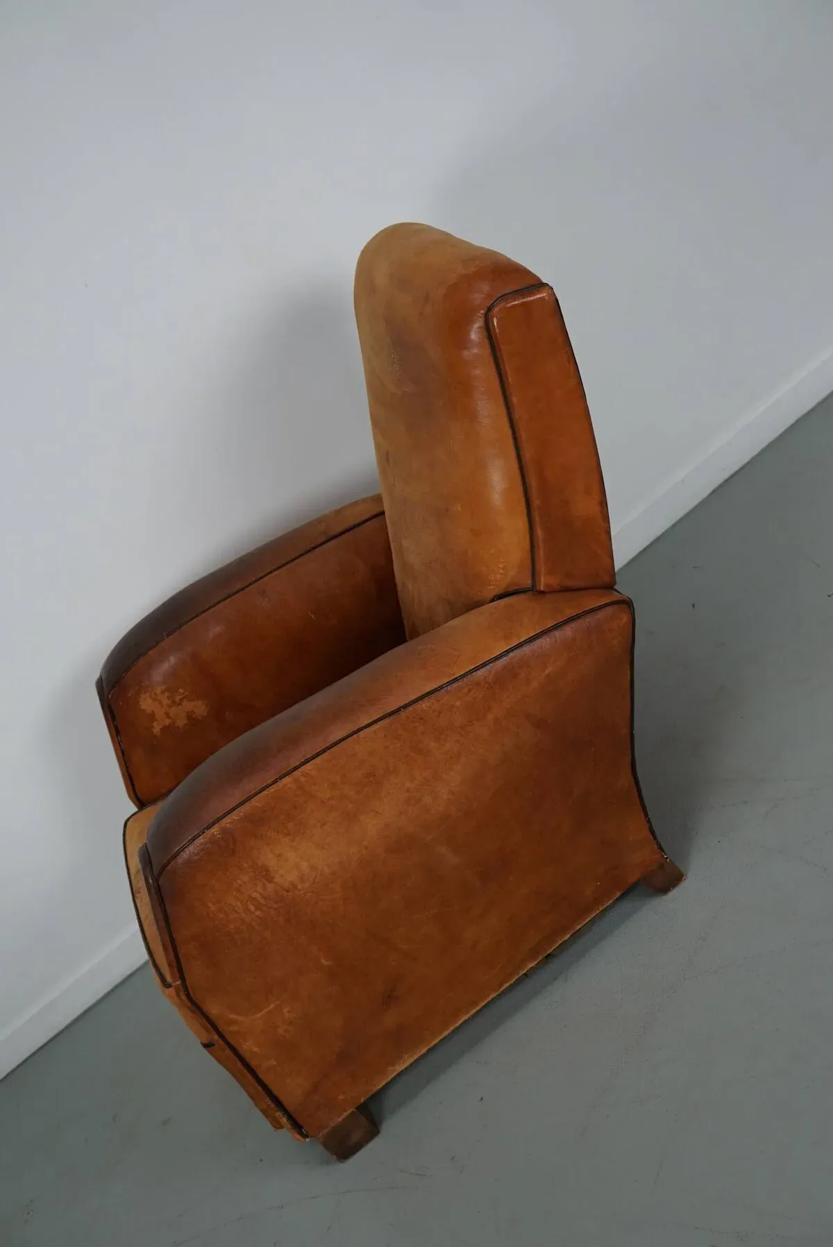 Illustration numéro 4 du produit Fauteuil club vintage en cuir couleur cognac français, années 1950