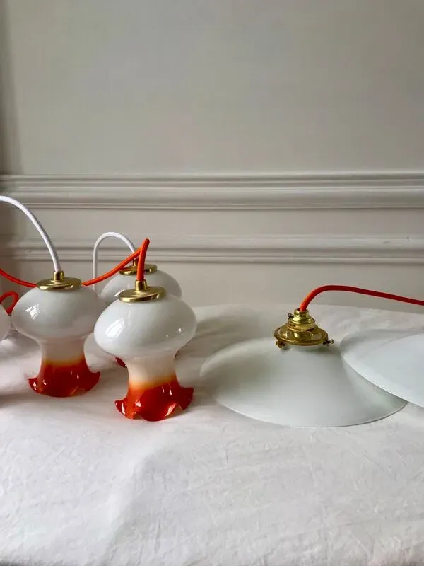 Illustration numéro 4 du produit Suspension en opaline lisse fil orange début XXème