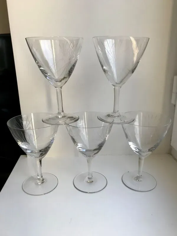 Illustration numéro 4 du produit Lot de 5 verres à vin gravés modèle étoile années 50