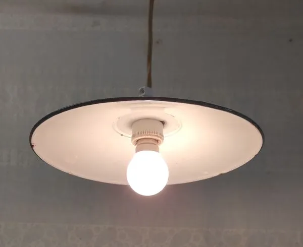 Illustration numéro 4 du produit Suspension industrielle en tôle émaillée et porcelaine - mid. XXeme