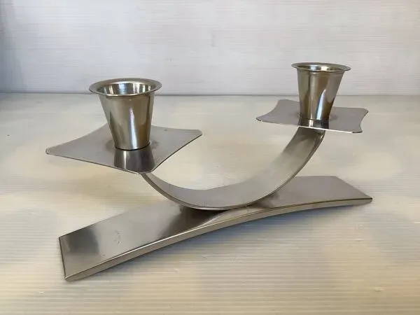 Illustration numéro 4 du produit Bougeoir double argenté moderniste