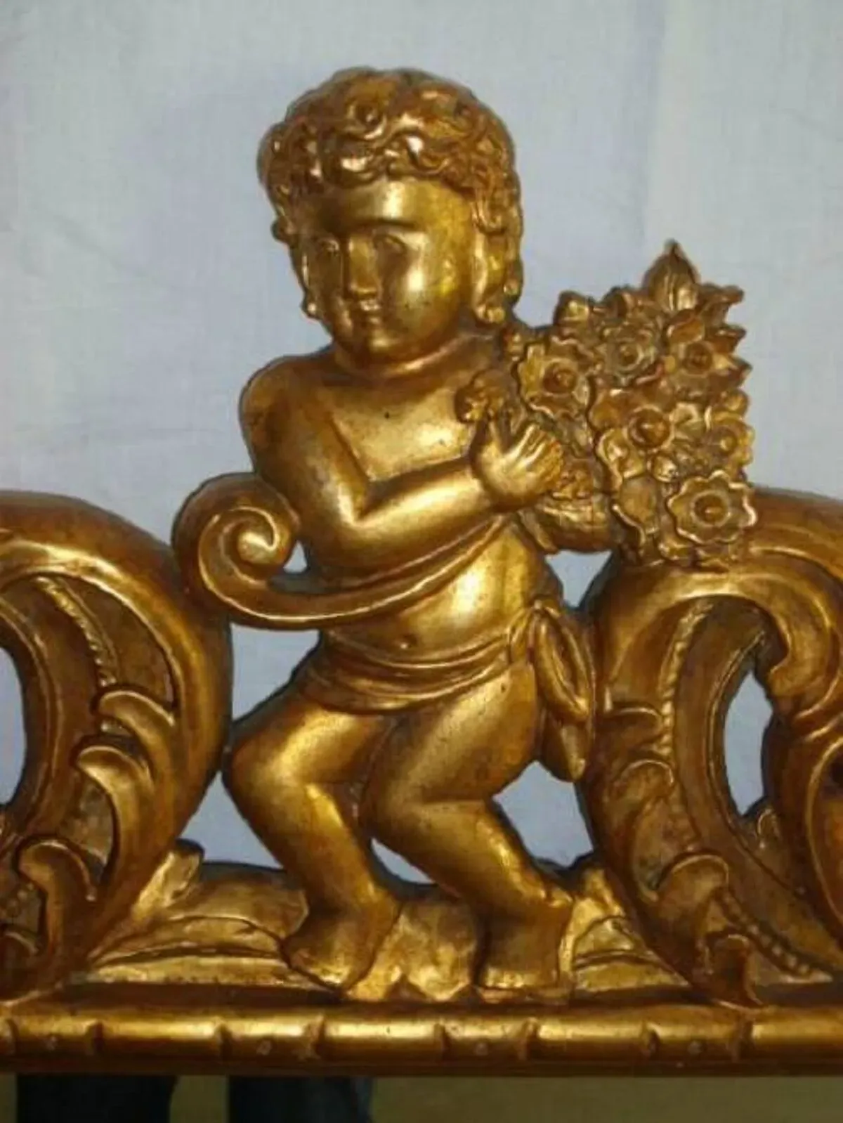 Illustration numéro 4 du produit Imposant Miroir, bois sculpté doré, à décor de Putto