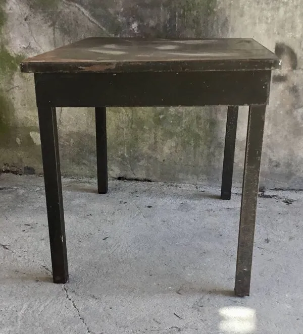 Illustration numéro 4 du produit Table métallique à tiroir industrielle ou militaire