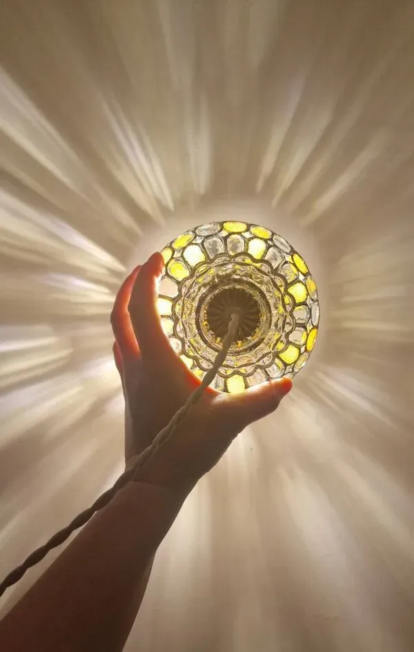 Illustration numéro 4 du produit Suspension globe vintage effet vitraux