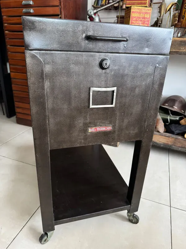 Illustration numéro 4 du produit Ancien meuble classeur industriel vintage à roulettes