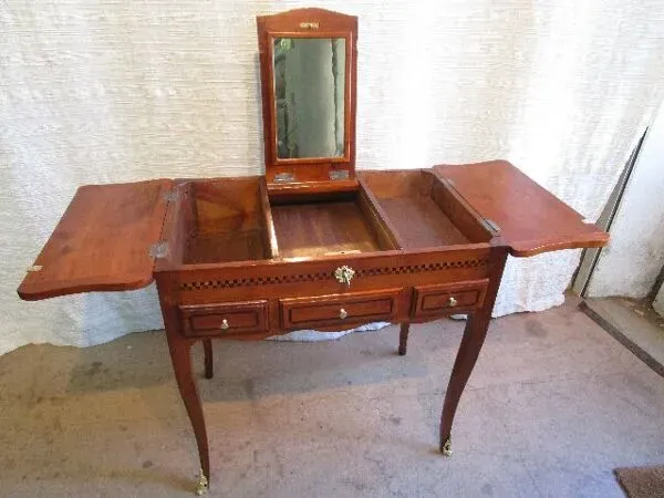 Illustration numéro 4 du produit Coiffeuse en bois massif et marqueterie