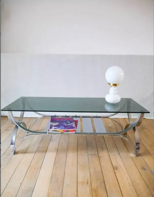 Illustration numéro 4 du produit Table basse rectangulaire en verre fumé et chrome double plateaux Design 1970