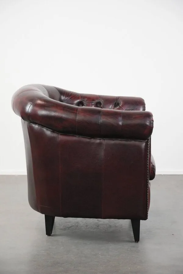 Illustration numéro 4 du produit Fauteuil club Chesterfield en cuir de vache dans un style anglais classique.