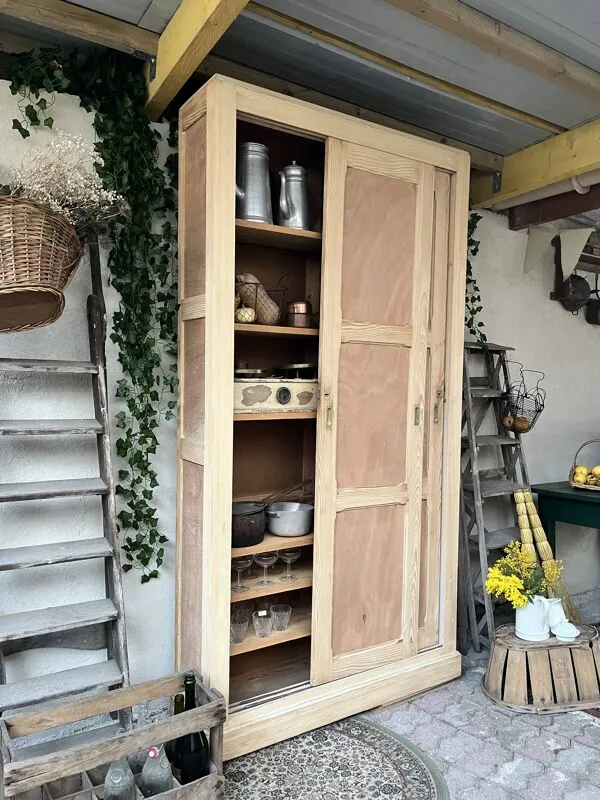 Illustration numéro 4 du produit Meuble de métier, armoire en bois