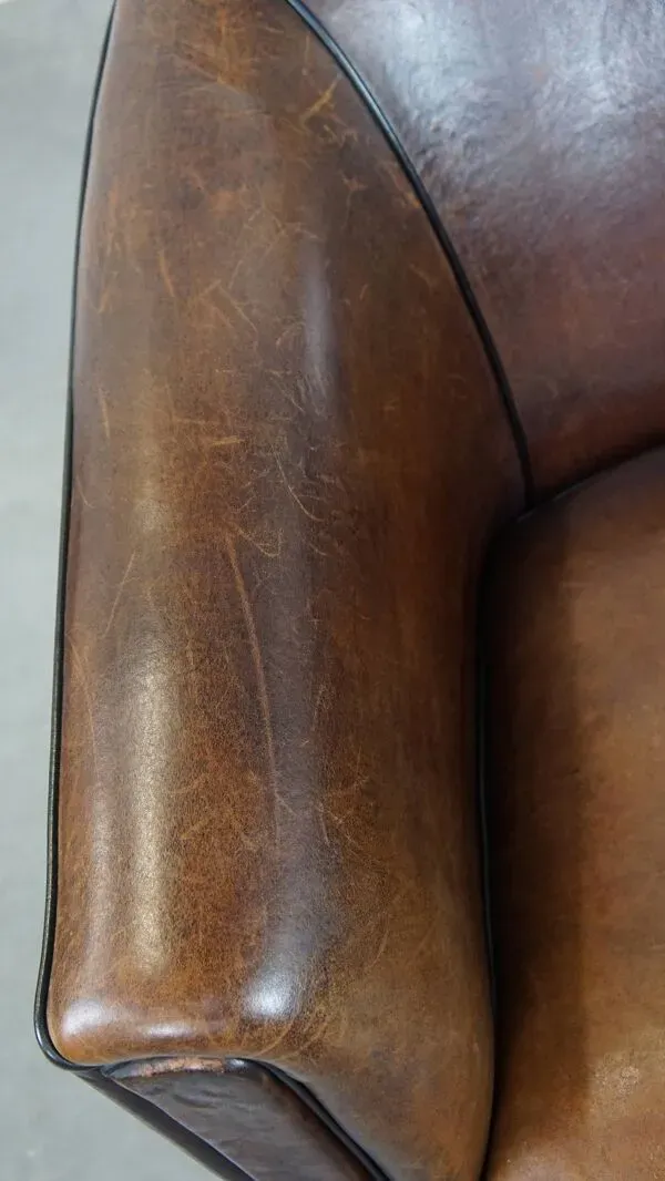 Illustration numéro 4 du produit Fauteuil club en cuir de mouton avec passepoil noir