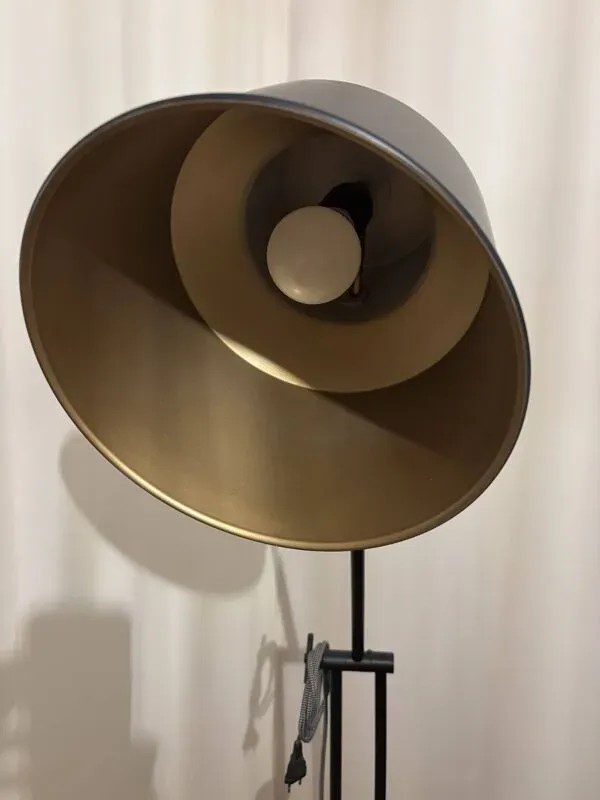 Illustration numéro 4 du produit Lampadaire style industriel noir