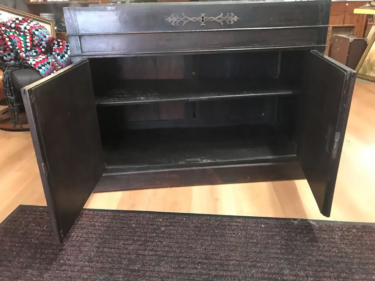 Illustration numéro 4 du produit Buffet bas style gothique epoque louis xiii