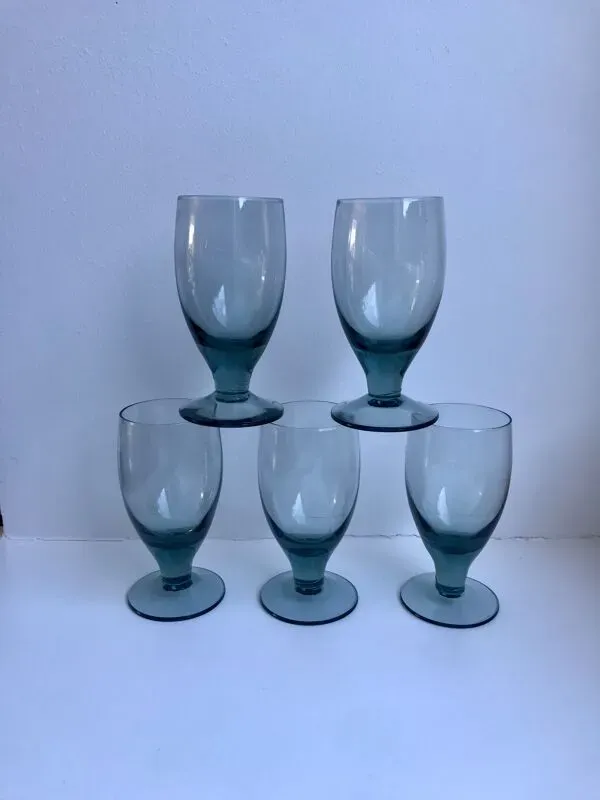 Illustration numéro 4 du produit Lot de 5 verres à liqueur en verre fumé design années 70