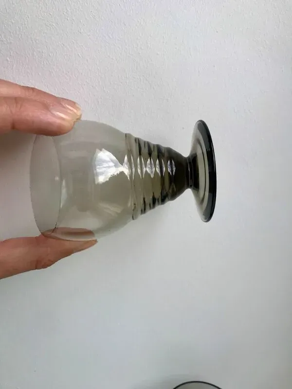 Illustration numéro 4 du produit Ensemble de 9 verres à liqueur art déco en verre fumé années 30-40