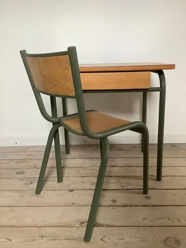 Illustration numéro 4 du produit Bureau d’écolier et sa chaise années 50