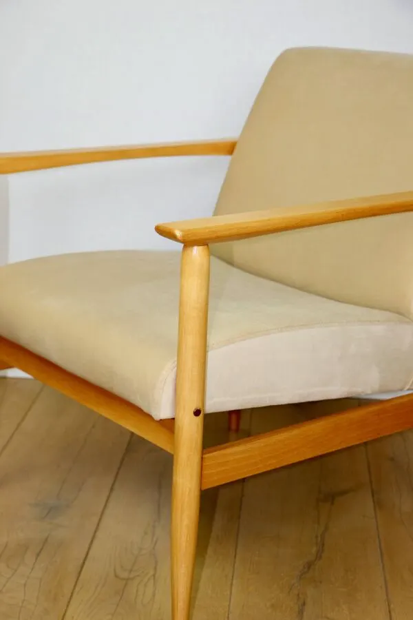 Illustration numéro 4 du produit Fauteuil vintage Loft années 70 beige clair - tissu en velours - bois de hêtre naturel
